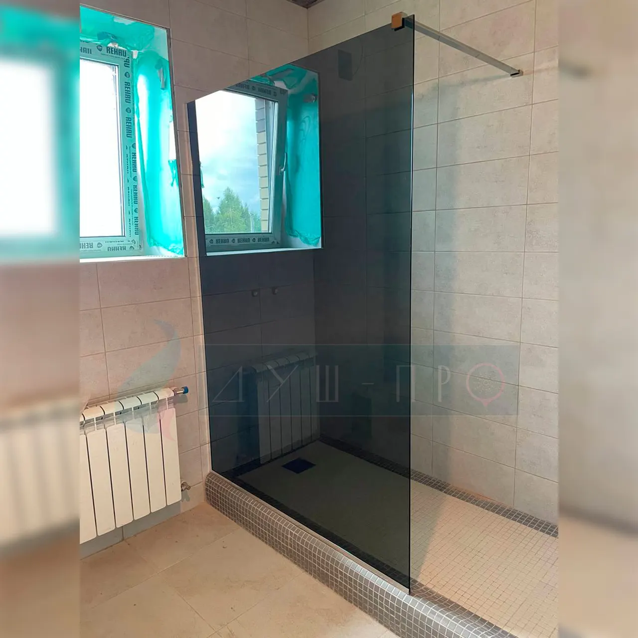 Стеклянная панель walk-in душа без двери
