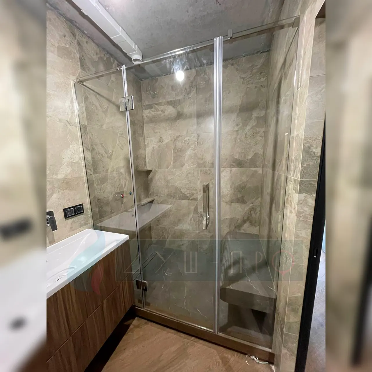 Стеклянное ограждение в нишу с распашной дверью